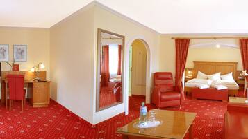 Junior-Suite, Balkon | Minibar, Zimmersafe, Schreibtisch, Bügeleisen/Bügelbrett