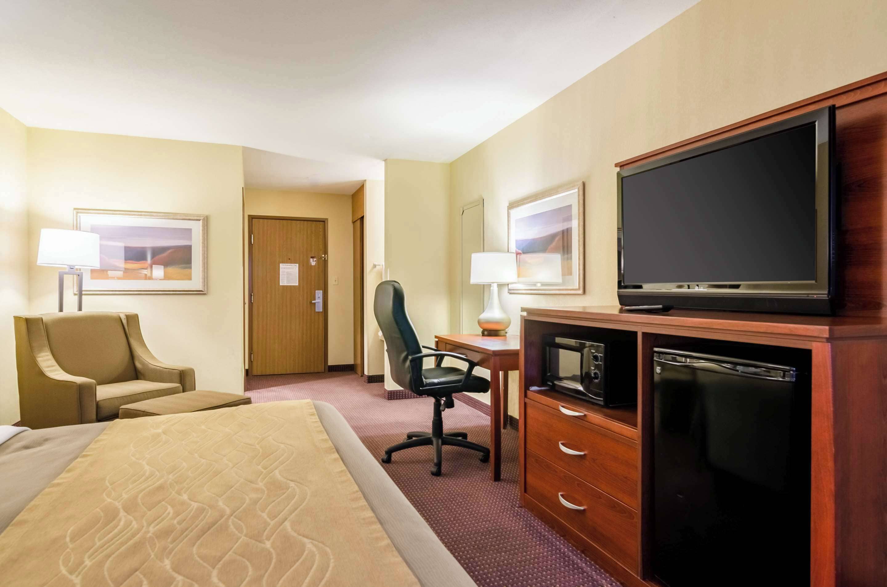 standard room, 1 king bed, non smoking | in-room safe, desk, iron/ironing board, rollaway beds