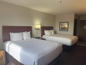 Rom – standard, 2 queensize-senger, ikke-røyk | Safe på rommet, skrivebord og strykejern/-brett