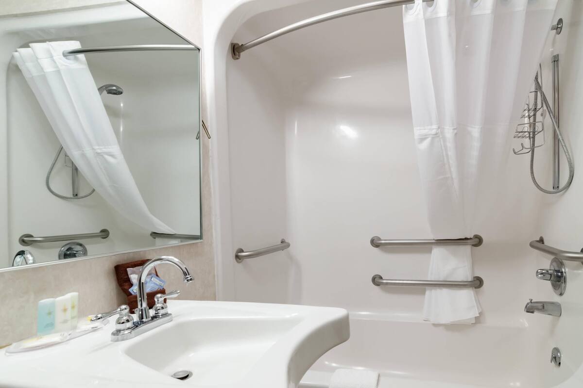 Room, 1 Queen Bed, Accessible, Non Smoking | In-room safe, desk, iron/ironing board, rollaway beds (surcharge)