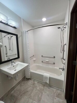 Ensemble douche/baignoire, articles de toilette gratuits, sèche-cheveux