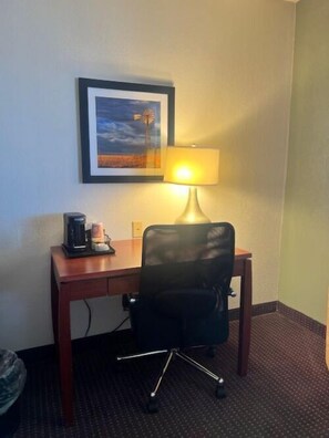 Coffres-forts dans les chambres, bureau, fer et planche à repasser