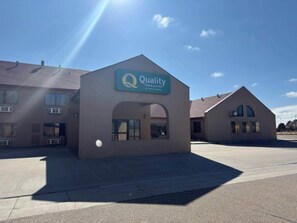 A building with a sign reading 'Quality Inn & Suites.'
