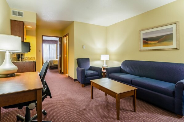 In-room safe, desk, iron/ironing board, rollaway beds - Quality Inn & Suites Colby (Colby)
