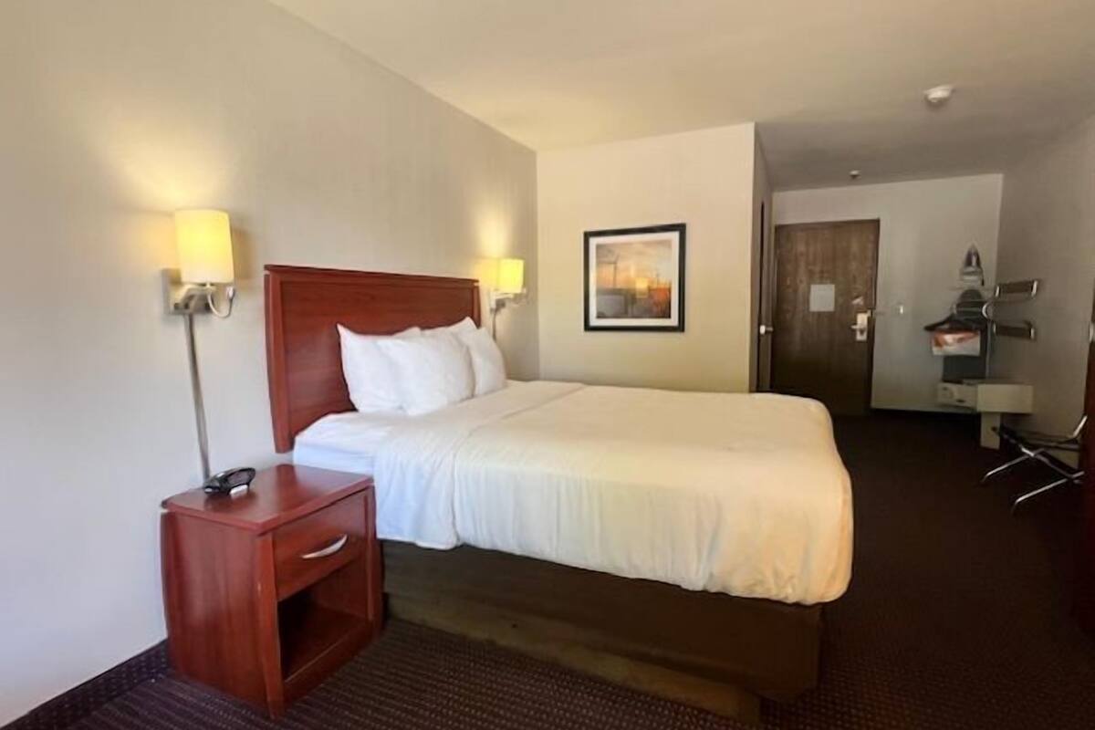 room, 1 queen bed, accessible, non smoking | in-room safe, desk, iron/ironing board, rollaway beds