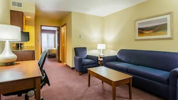 Een kluis op de kamer, een bureau, een strijkplank/strijkijzer