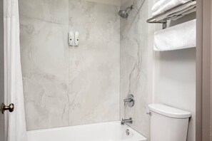 Premium bedding, in-room safe, desk, iron/ironing board - Quality Inn South Hill I-85 (South Hill)