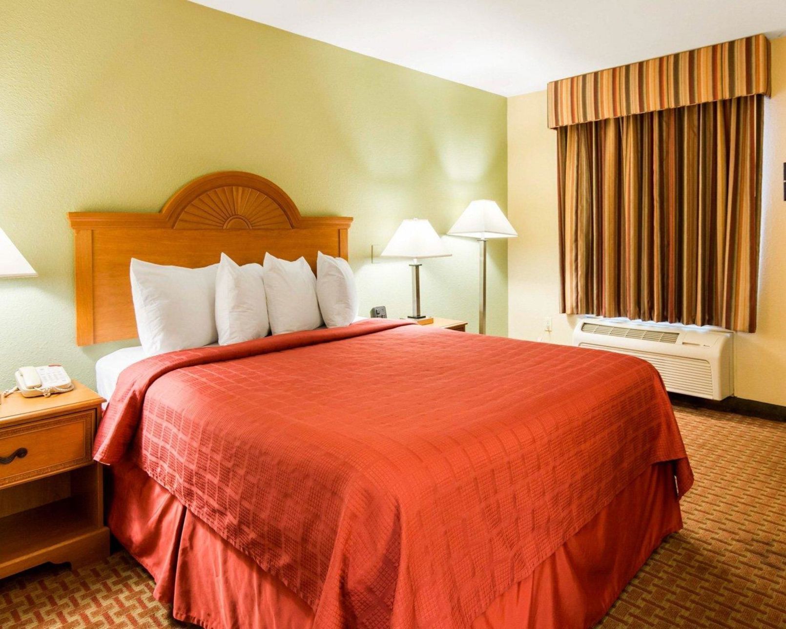 Premium bedding, in-room safe, desk, iron/ironing board
