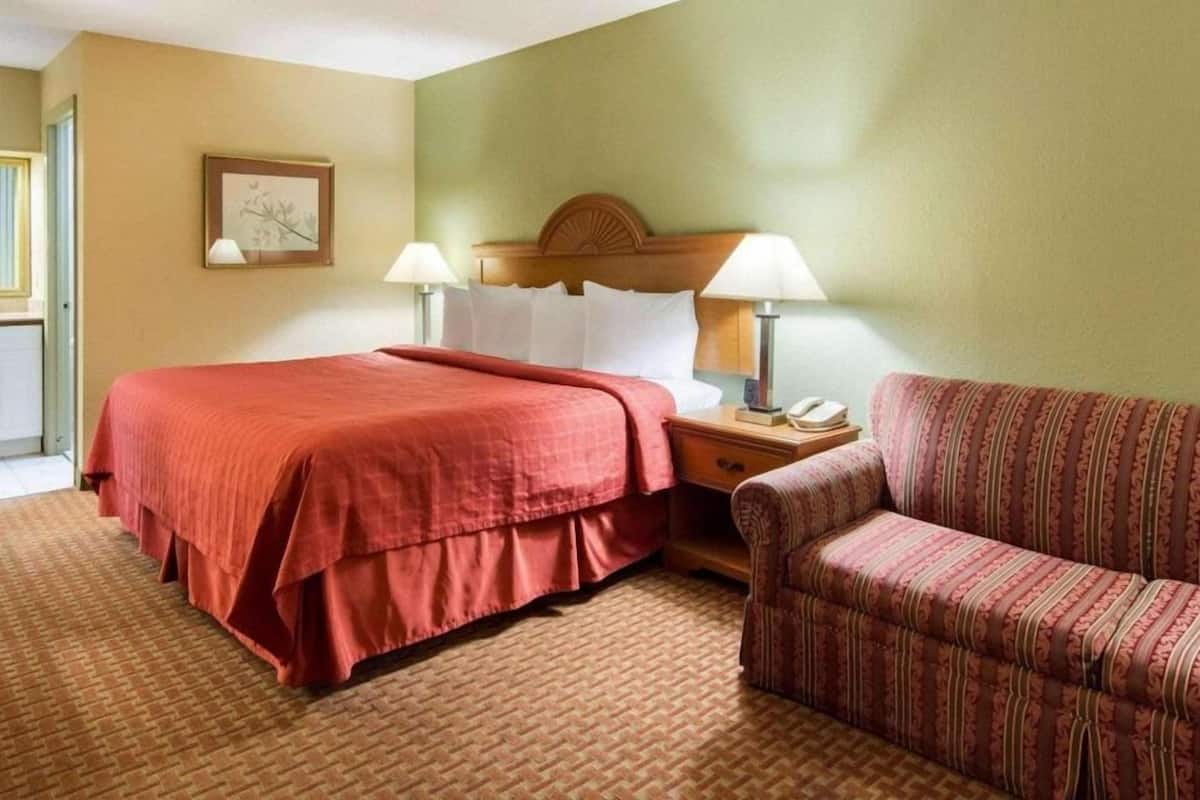 Premium bedding, in-room safe, desk, iron/ironing board