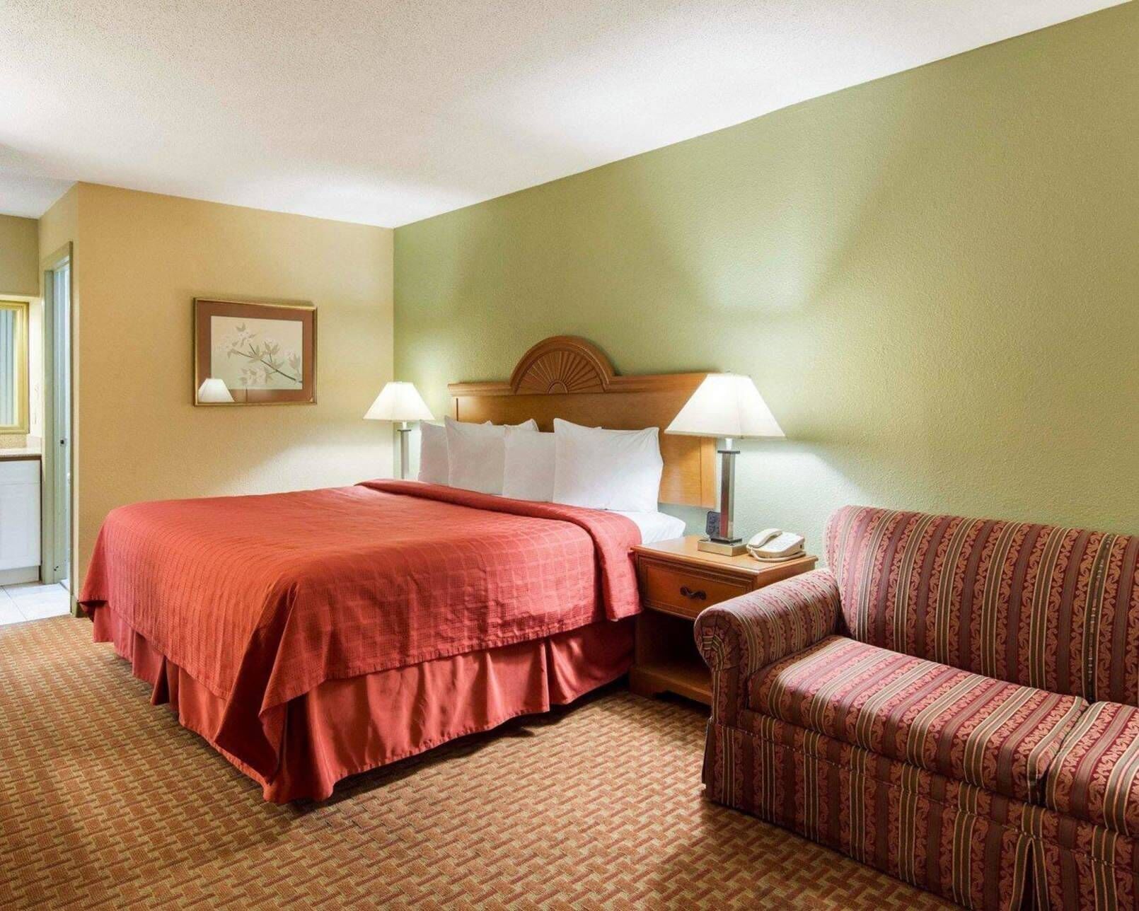 Premium bedding, in-room safe, desk, iron/ironing board