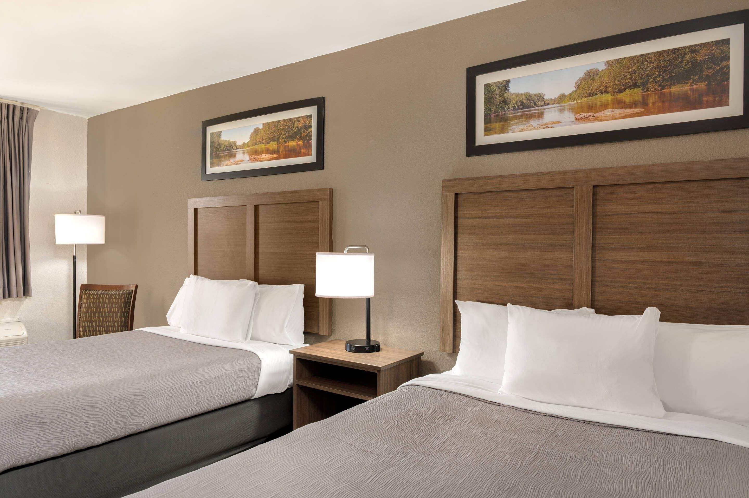 Standaard kamer, 2 tweepersoonsbedden, niet-roken | Luxe beddengoed, een kluis op de kamer, een bureau