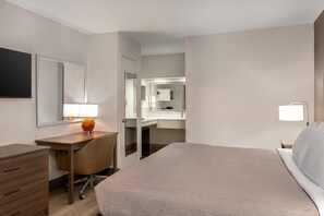 Premium bedding, in-room safe, desk, iron/ironing board - Quality Inn South Hill I-85 (South Hill)