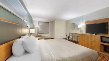 Safe på rommet, skrivebord, blendingsgardiner og strykejern/-brett