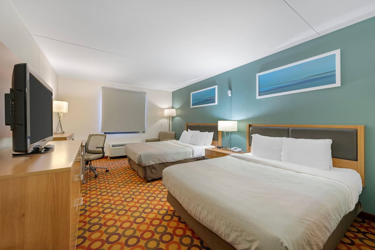 Safe på rommet, skrivebord, blendingsgardiner og strykejern/-brett