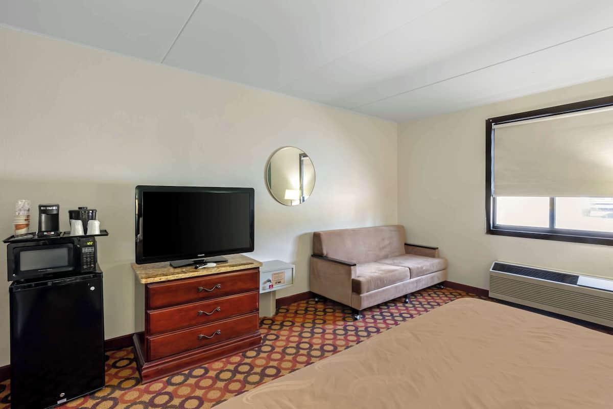 Room, 1 King Bed, Accessible, Non Smoking | In-room safe, desk, blackout drapes, iron/ironing board