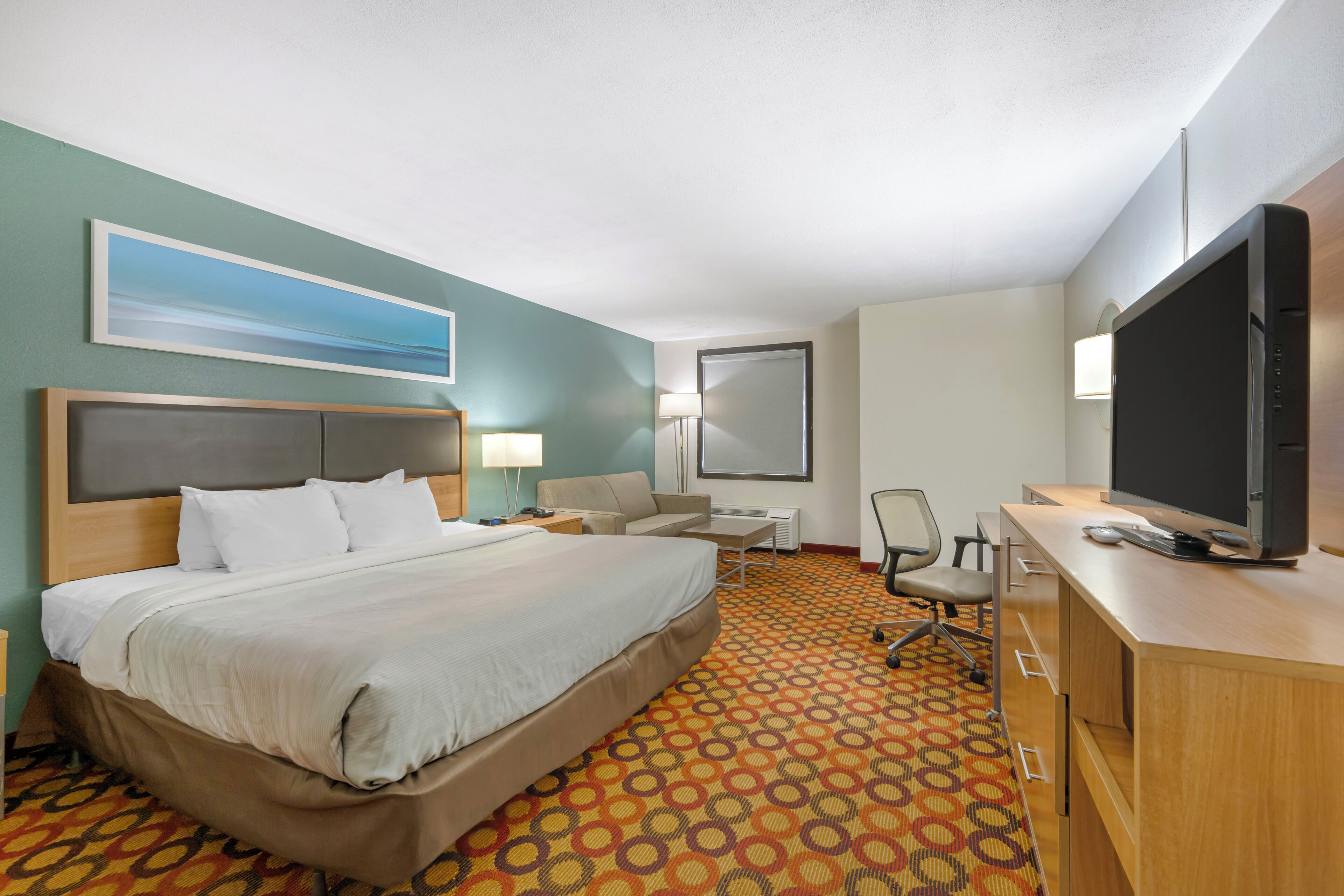 Tallelokero huoneessa, työpöytä, pimennysverhot, silitysrauta/-lauta