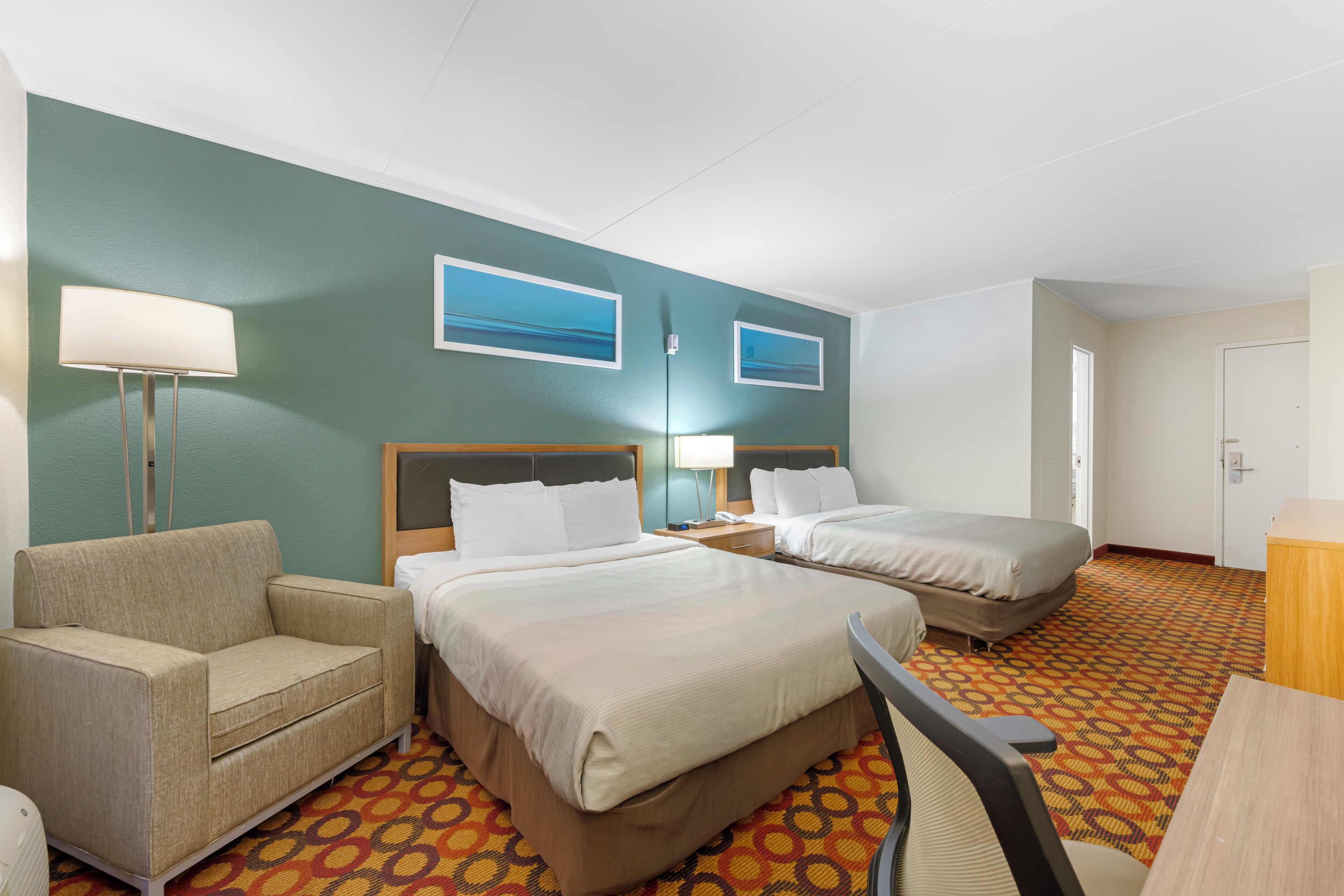 Huone, 2 keskisuurta parisänkyä, esteetön, tupakointi kielletty | Tallelokero huoneessa, työpöytä, pimennysverhot, silitysrauta/-lauta