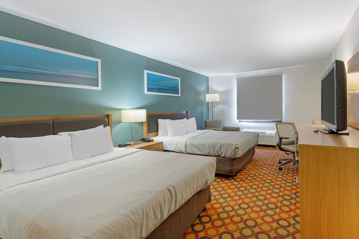 Standard-huone, 2 keskisuurta parisänkyä, tupakointi kielletty | Tallelokero huoneessa, työpöytä, pimennysverhot, silitysrauta/-lauta