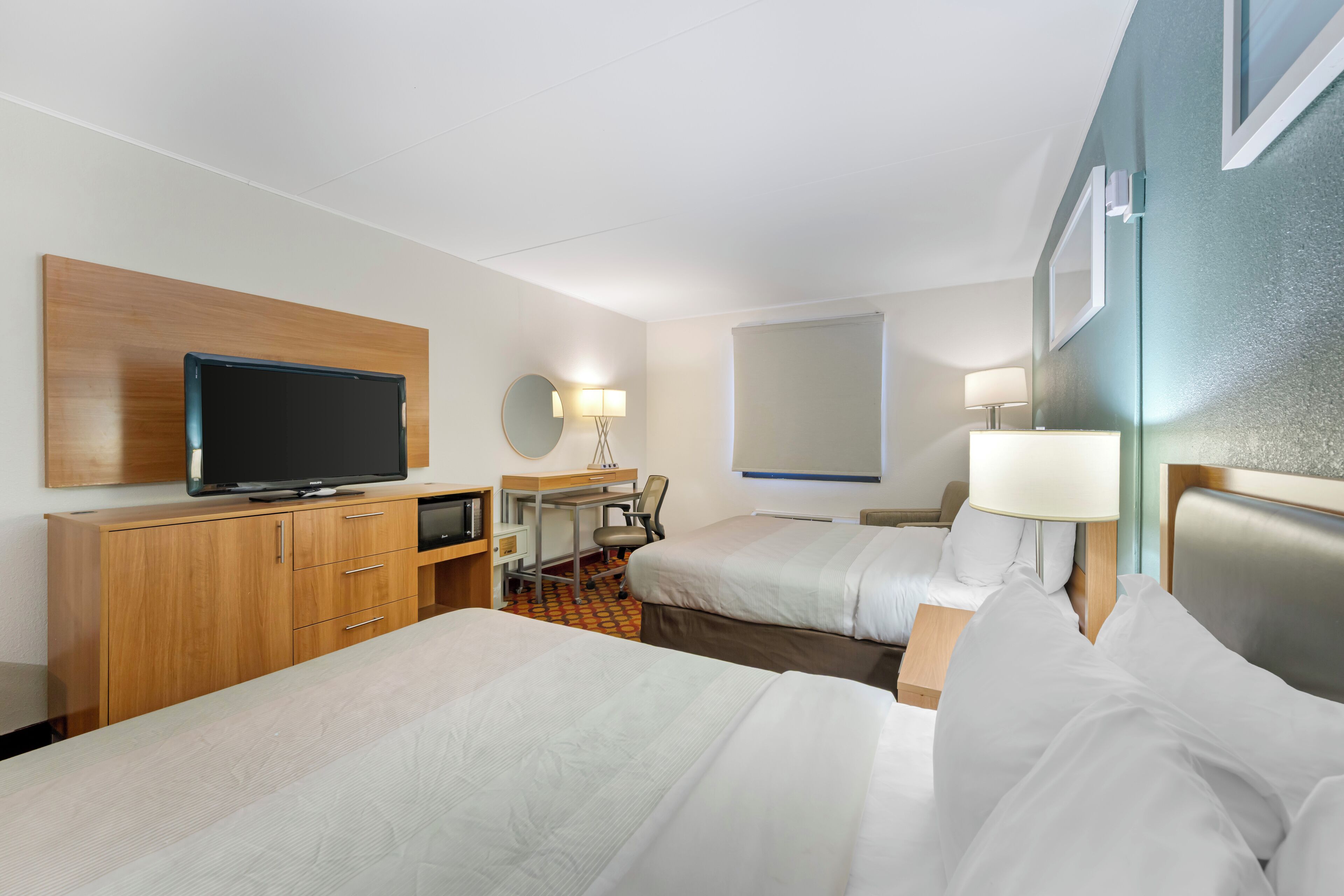 خزنة داخل الغرفة ومكتب وستائر تعتيم ومكواة/لوح كي