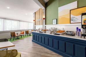Free daily continental breakfast - Spark by Hilton Mystic Groton (Mystic)