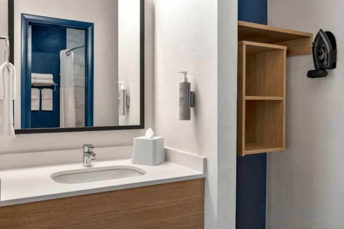 Amenidades de baño gratuitas, secadora de cabello, toallas, jabón
