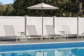 Seasonal outdoor pool - Spark by Hilton Mystic Groton (Mystic)