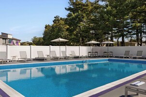 Una piscina al aire libre de temporada