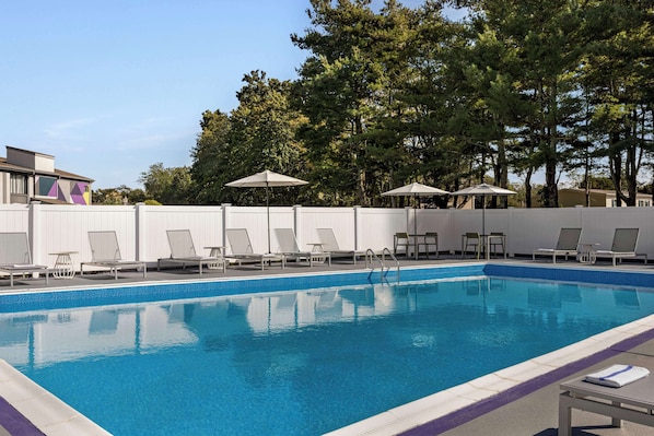 Una piscina al aire libre de temporada