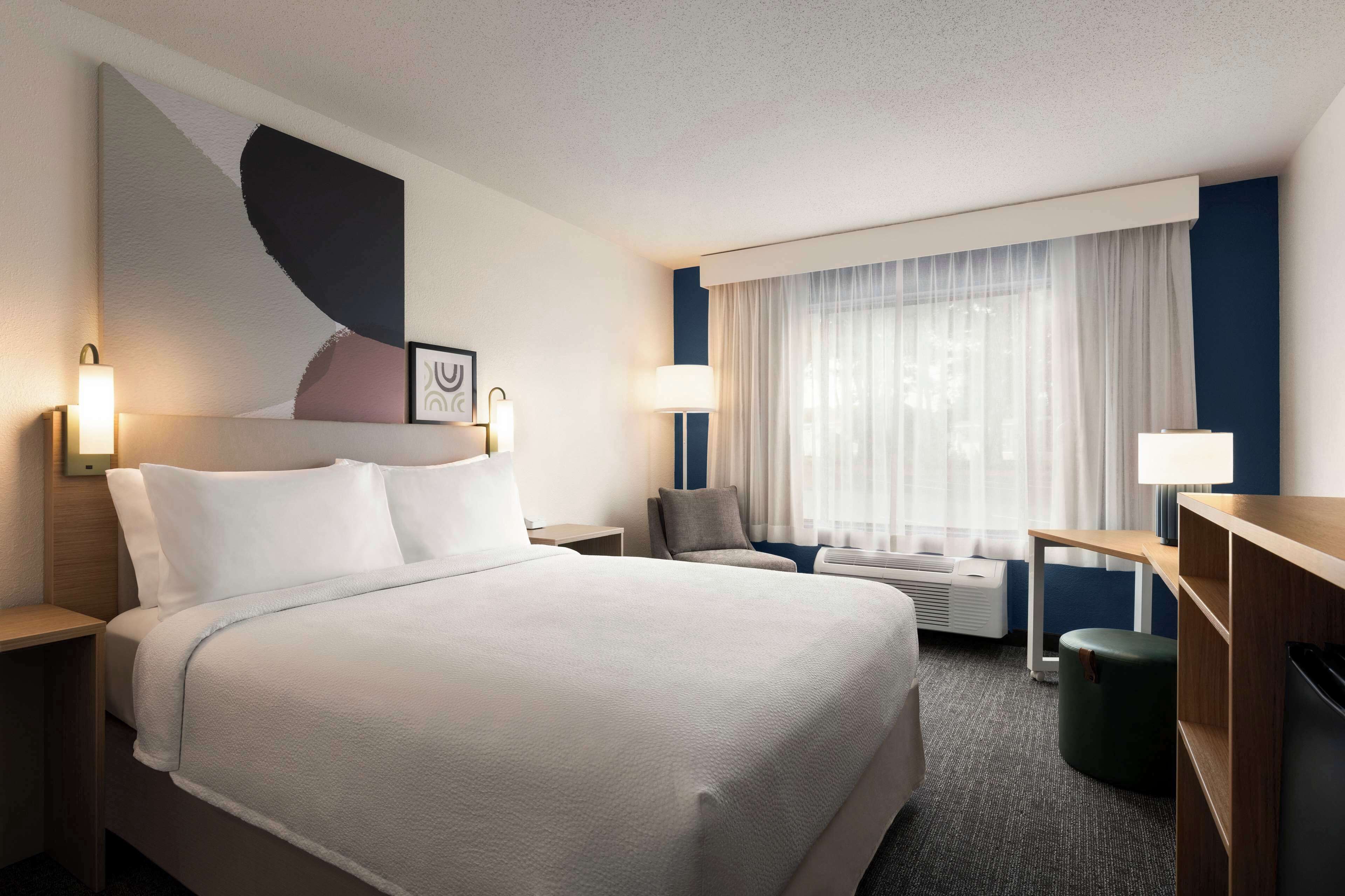 Ropa de cama de alta calidad, colchones con pillow-top y escritorio 