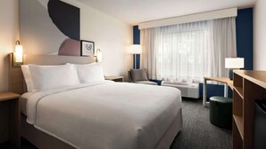 Room, 1 Queen Bed, Accessible, Bathtub (Mobility) | Sengetøy av topp kvalitet, senger med overmadrass og skrivebord