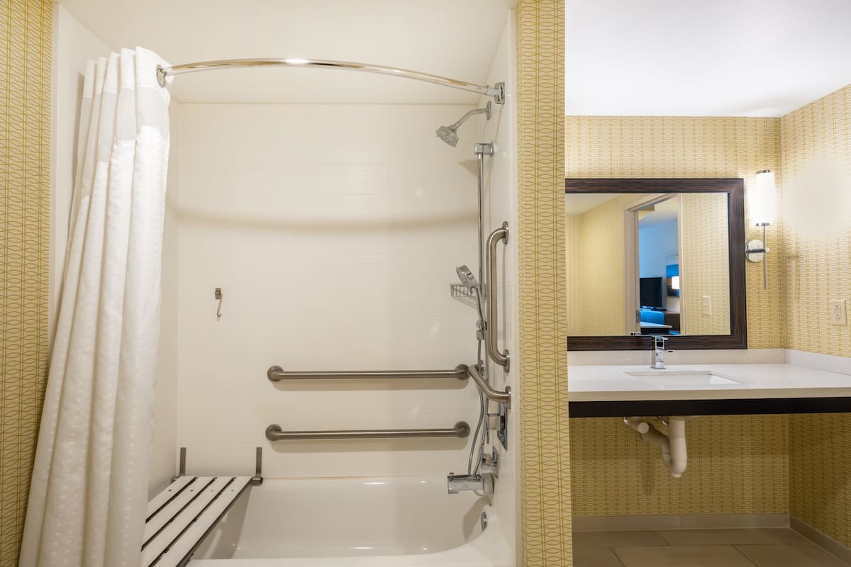 rainfall showerhead, free toiletries, hair dryer, towels