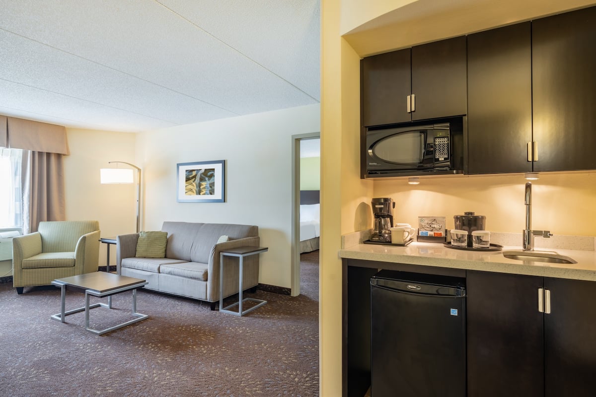 1 bedroom, in-room safe, desk, iron/ironing board