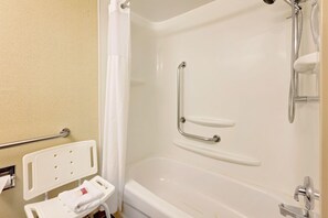 Accessible bathroom - Ramada by Wyndham Pinewood Park Resort North Bay (North Bay)