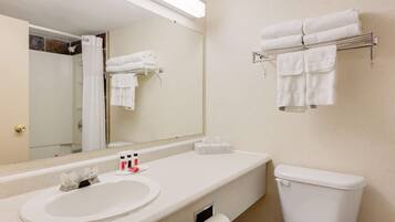 Combined shower/tub, free toiletries, hair dryer, towels