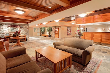 Lobby. Ramada by Wyndham Pinewood Park Resort North Bay
