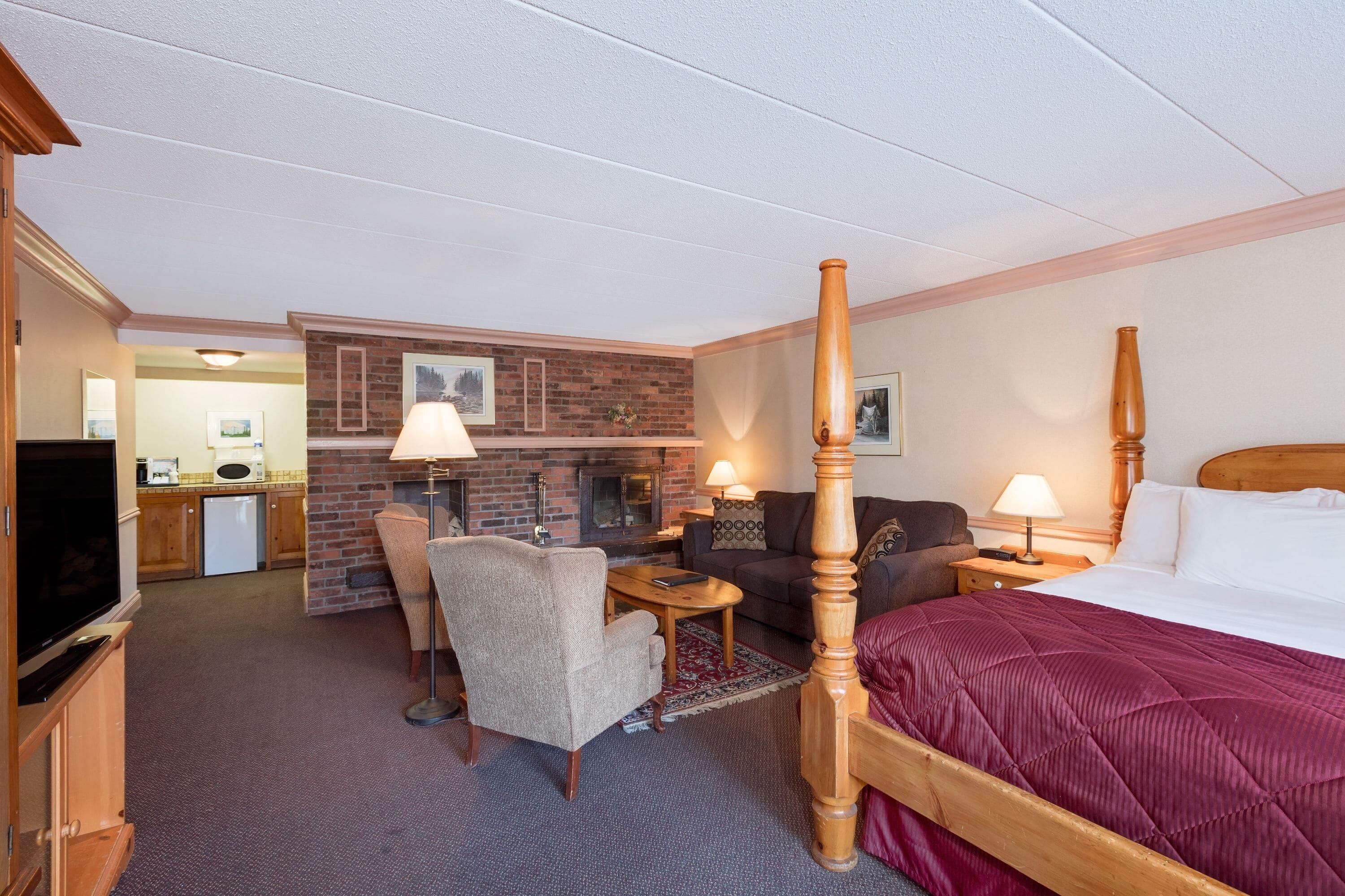 Suite, 1 grand lit, non-fumeur, foyer (Jettted Tub) | Coffre-fort, fer et planche à repasser, lit d’appoint (gratuit)