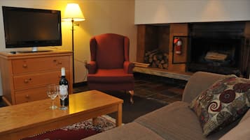Superior Suite, 1 King Bed, Non Smoking, Fireplace (Hot Tub) | In-room safe, iron/ironing board, free rollaway beds, free WiFi