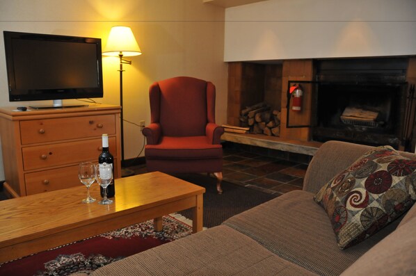 高级套房, 1 张特大床, 无烟房, 壁炉 (Hot Tub) | 客房内保险箱、熨斗/熨衣板、免费折叠床/加床、免费 WiFi