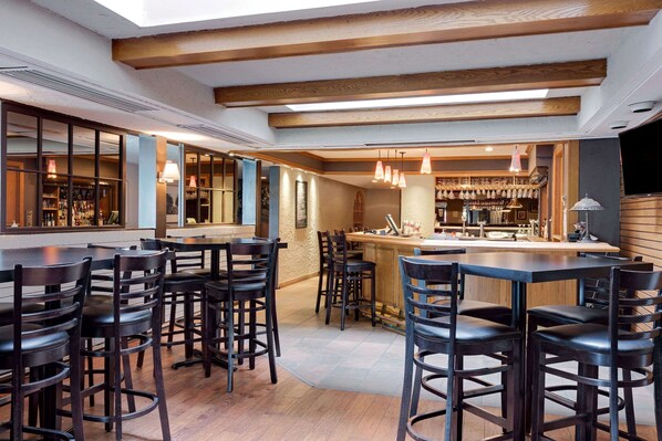 Bar (on property) - Ramada by Wyndham Pinewood Park Resort North Bay (North Bay)