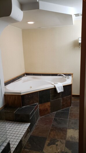 高级套房, 1 张特大床, 无烟房, 壁炉 (Hot Tub) | 浴室 | 淋浴/盆浴组合、免费洗浴用品、吹风机、毛巾