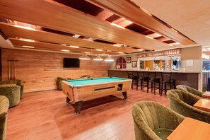 Poolside bar - Ramada by Wyndham Pinewood Park Resort North Bay (North Bay)