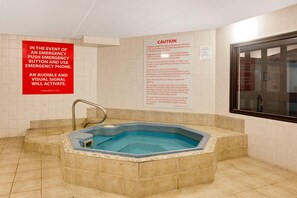 Pool - Ramada by Wyndham Pinewood Park Resort North Bay (North Bay)