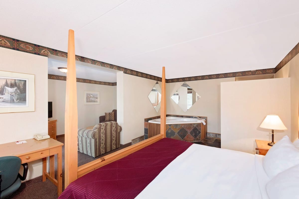 Superior Suite, 1 King Bed, Non Smoking, Fireplace (Hot Tub) | Jetted bathtub