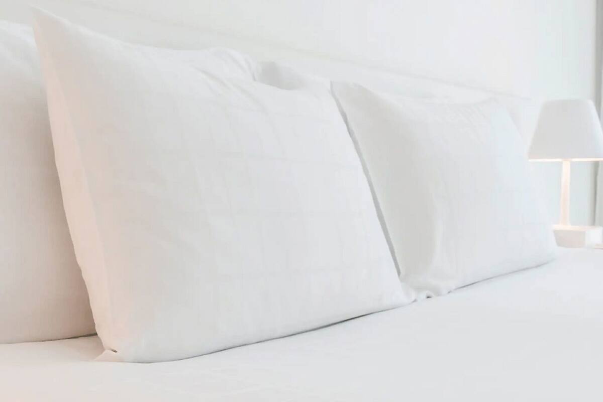 Brankas, setrika/meja setrika, dan gratis tempat tidur lipat/ekstra