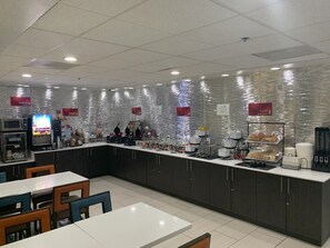 Free daily self-serve breakfast - Best Western Plus Commerce Hotel (Los Angeles)