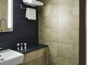 Bañera con ducha, artículos de tocador ecológicos, secador de pelo