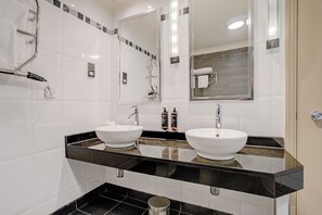 Junior Suite | Badezimmer | Duschwanne, umweltfreundliche Kosmetikartikel, Haartrockner, Handtücher