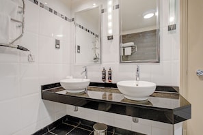 Junior Suite | Salle de bain | Ensemble douche/baignoire, articles de toilette écologiques