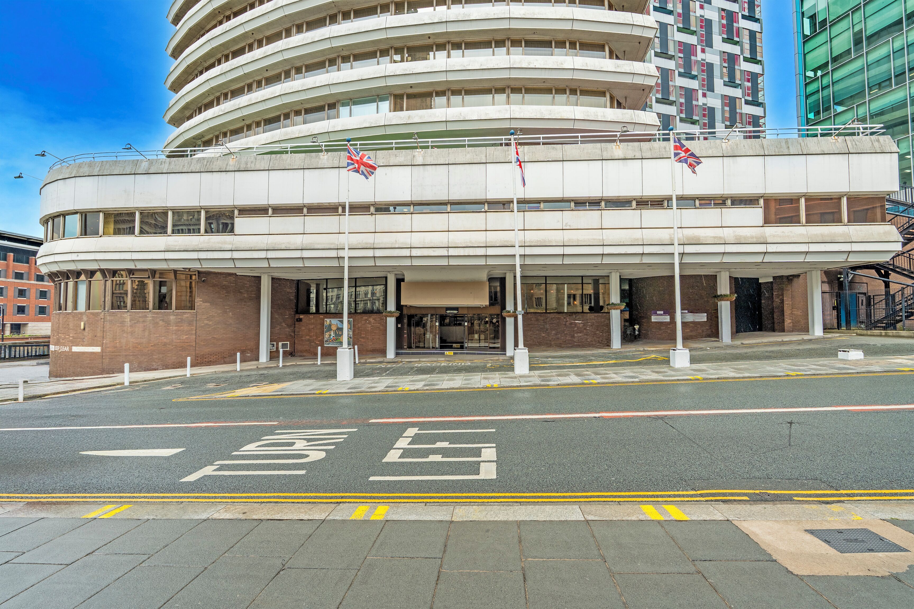 Vista frontal de la propiedad