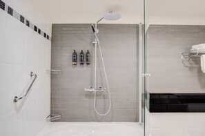 Junior Suite | Baño | Tina con regadera, amenidades de baño ecológicas, secadora de cabello 